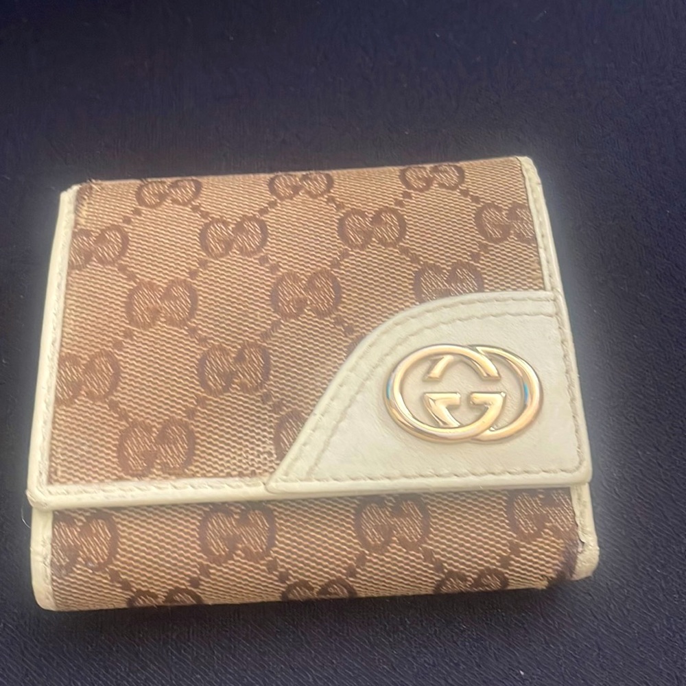 Gucci Tri-Fold wallet CLEAN